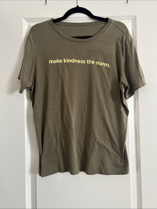 Tops - Tee- "make kindness the norm." “Dear Person Behind Me”
